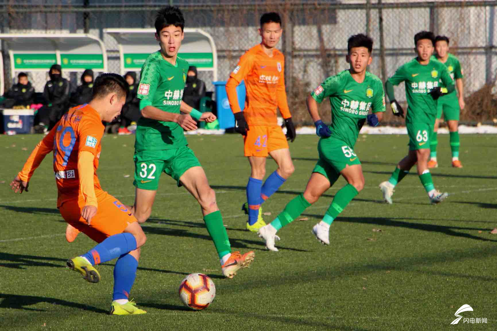 队长带领球队勇夺胜利登上榜首