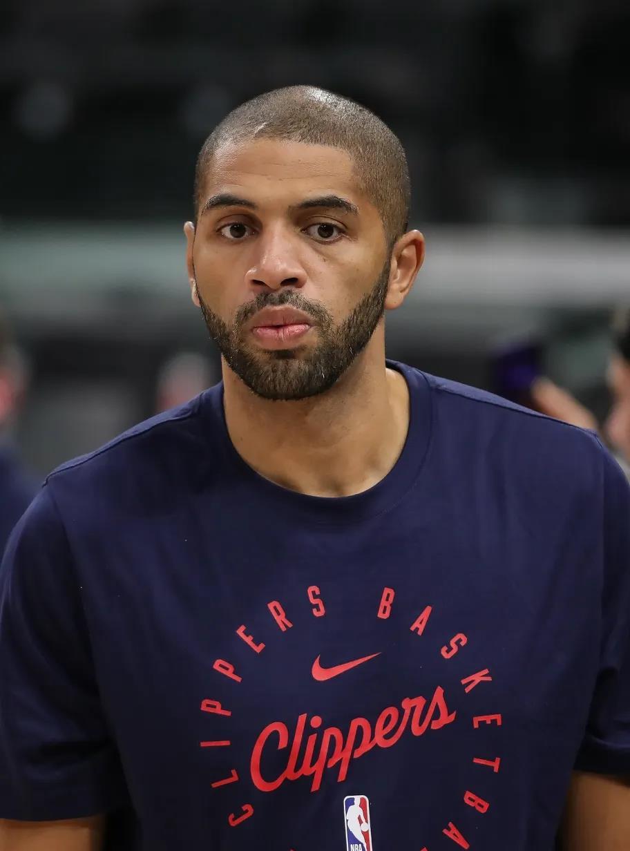 明星球员表现抢眼，成为球迷热议话题