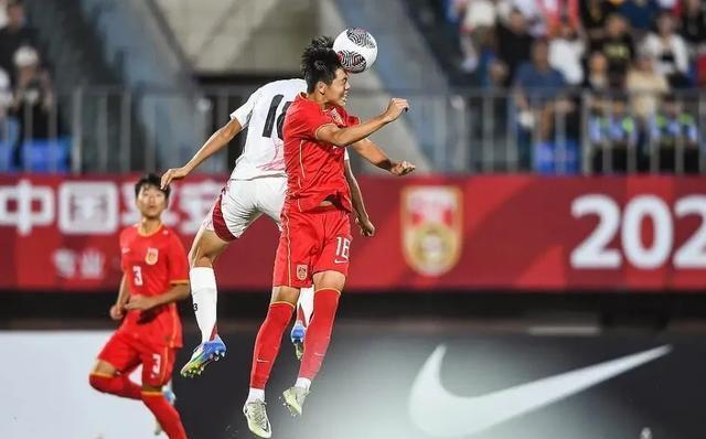 关于国内足球联赛剧情跌宕起伏，球员表现神勇的信息