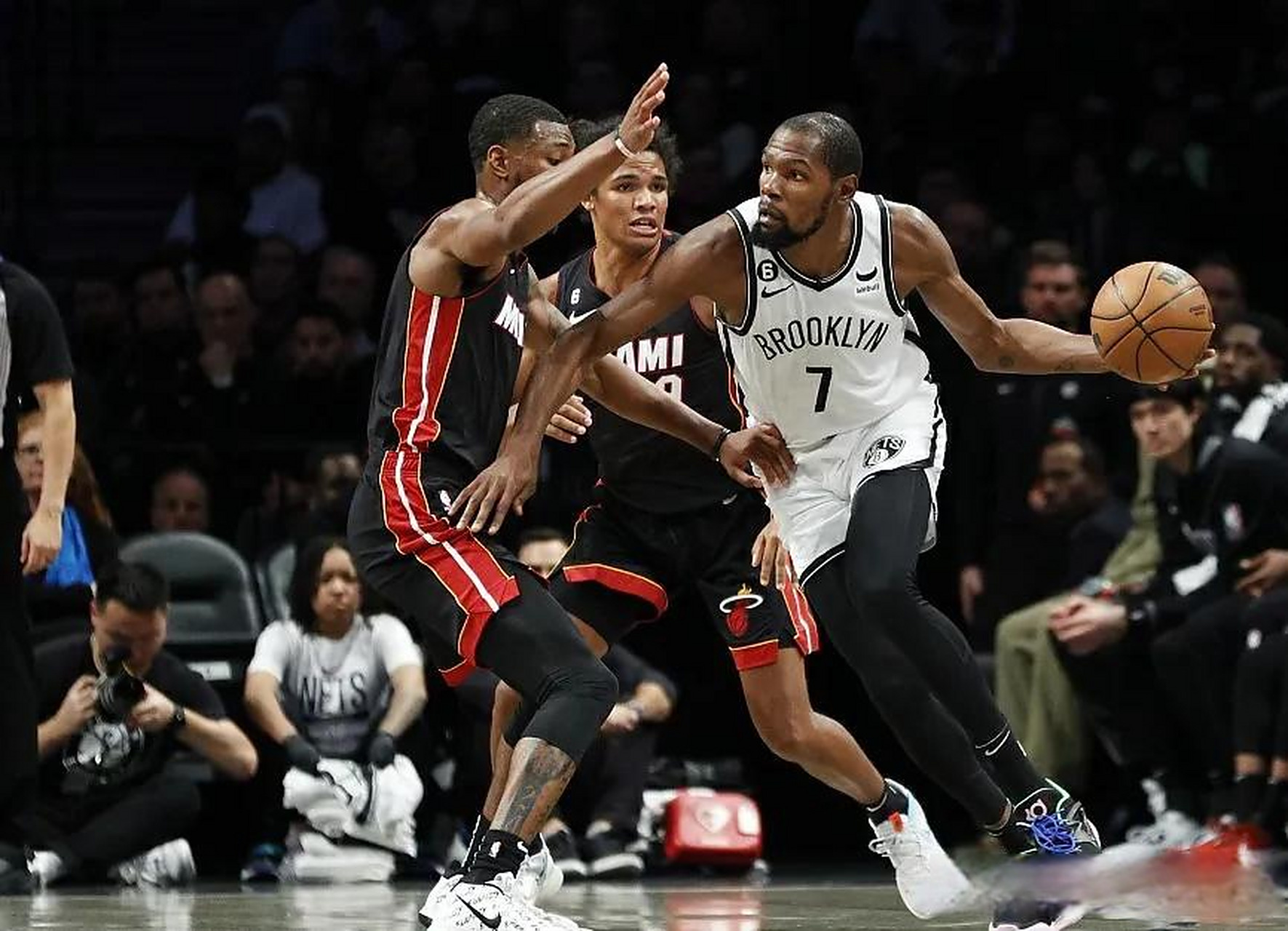 包含篮网主场逆转热火，杜兰特砍下25分的词条