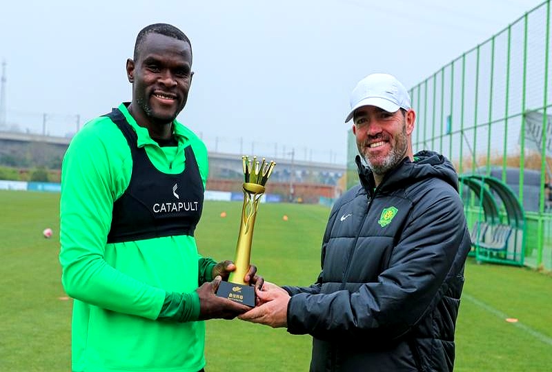 新签约球员加入球队备战下一场比赛