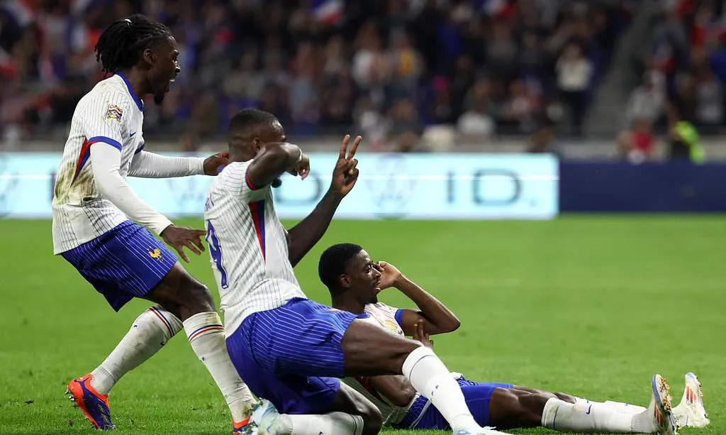 球队在比赛中拼尽全力，力争获得胜利