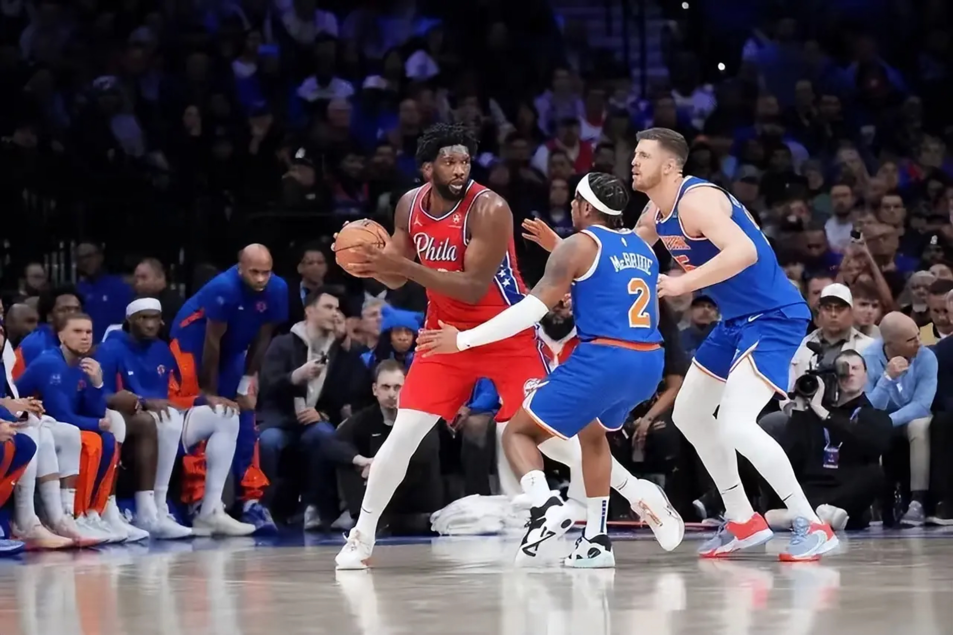 关于76人险胜尼克斯，恩比德32分的信息