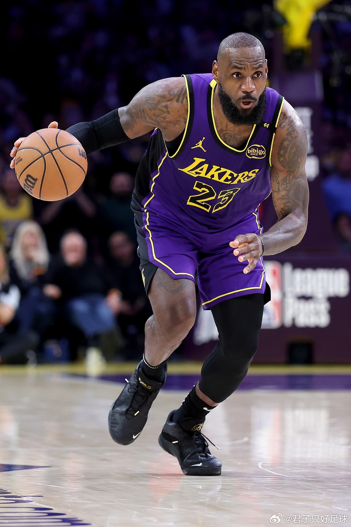 詹姆斯独得42分湖人2-1领先火箭