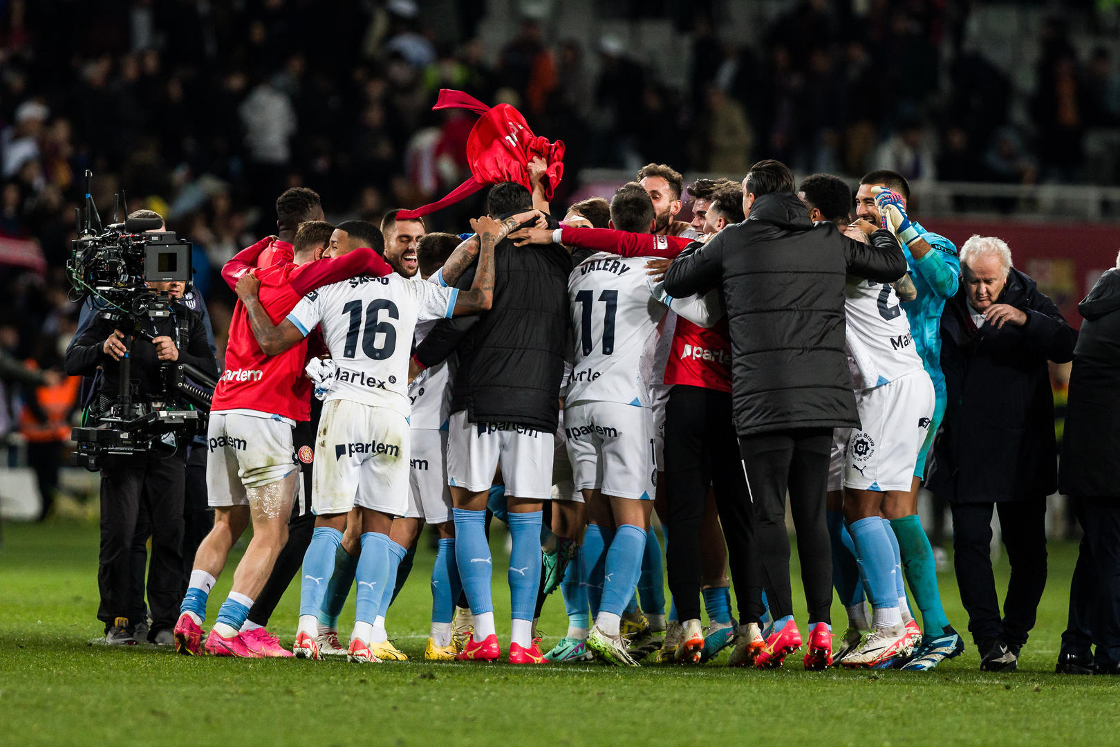 顶尖球员大放异彩,赛场氛围热烈 顶尖球员大放异彩,赛场氛围热烈