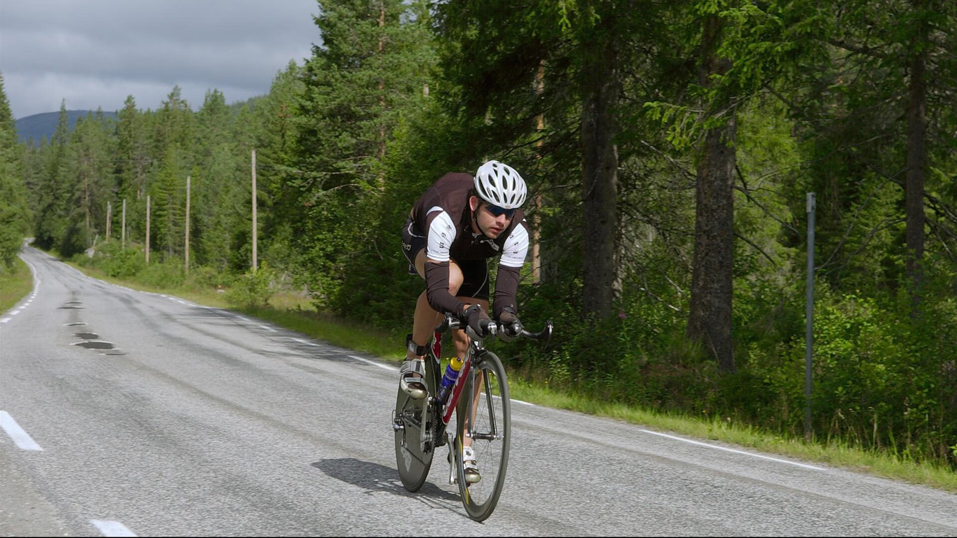 红牛环赛道旁的绿茵赌局，当加维将足球踢成F1方程式